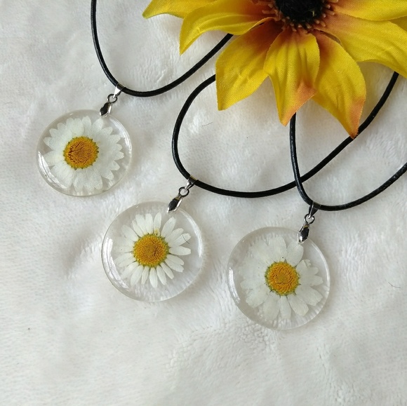 ZoeyZoso Jewelry - FLASH SALE Daisy Necklace - Flower Jewelry